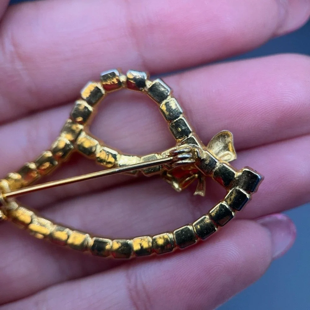 Vintage Faceted Rhinestone Gold Tone Bow‎ Hat Fashion Classic Brooch Pin Retro